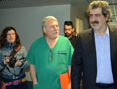 Επίσκεψη στο νοσοκομείο Ζακύνθου από τον Π. Πολάκη - Συμμετείχε σε χειρουργείο